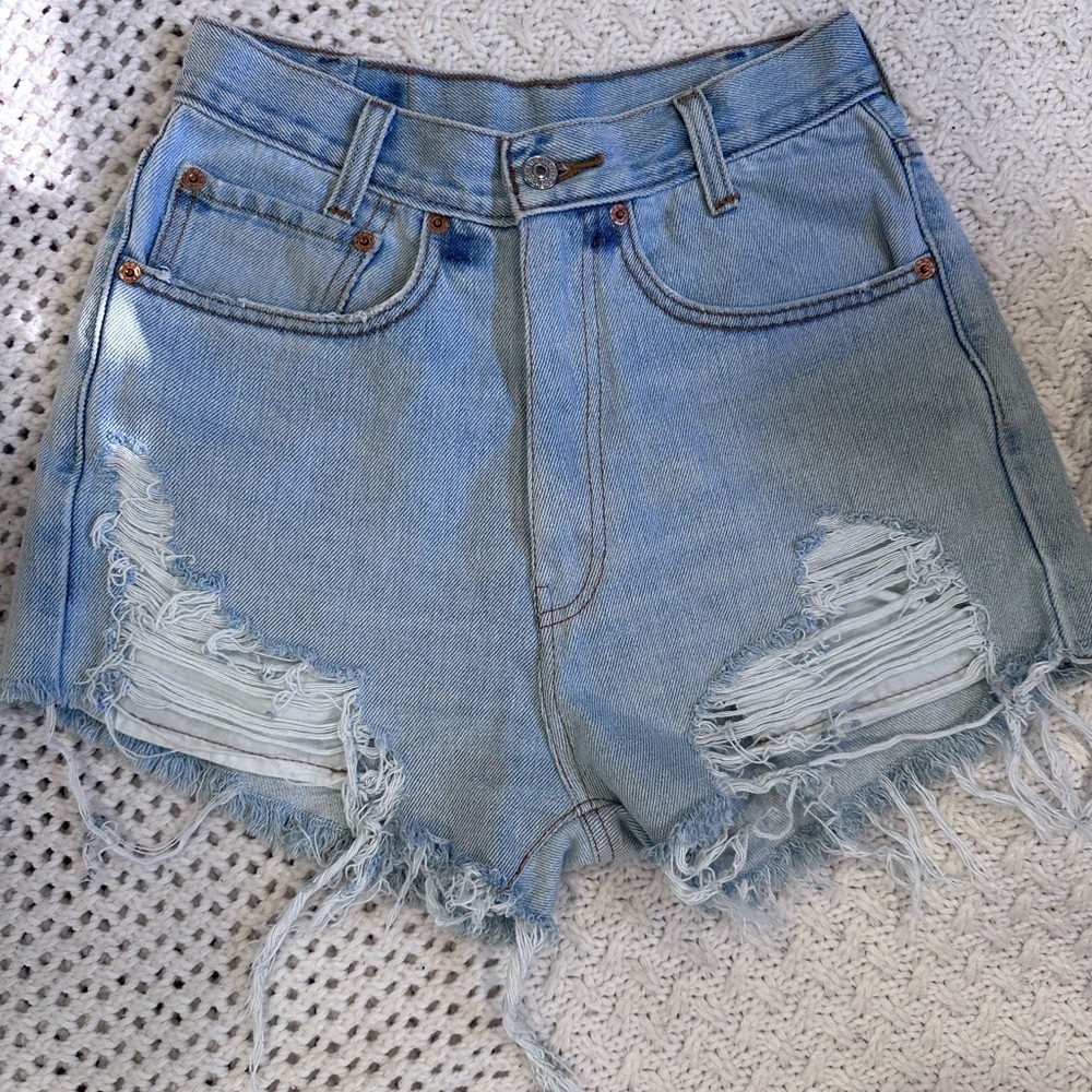 LEVIS 505 VINTAGE WOMENS 36/30 Distressed Light Blue Denim Shorts